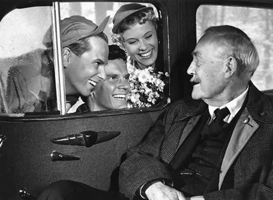 “回首往事,惊梦一场。”